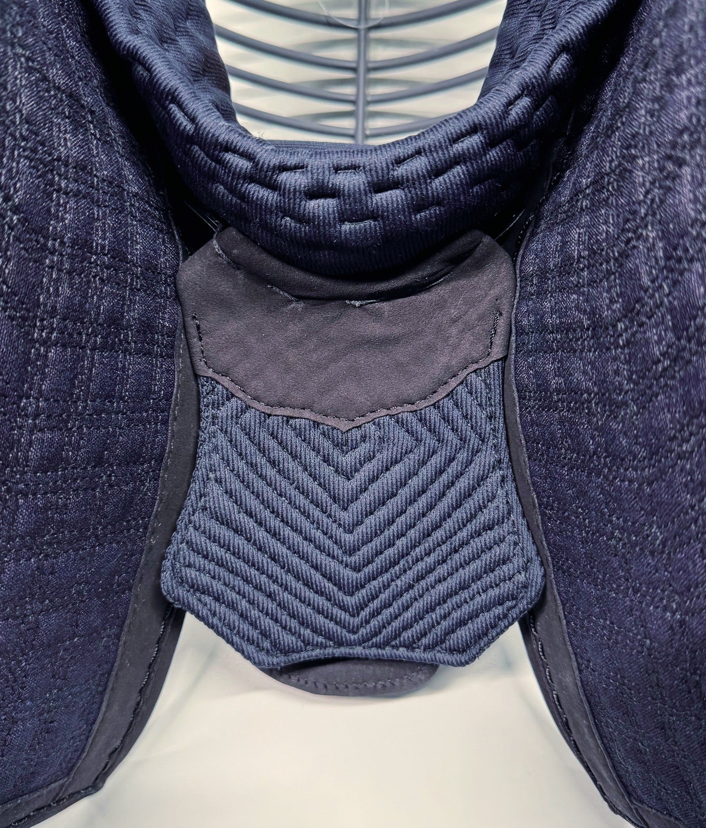 【松勘工業】閃HIRAMEKI FT総織刺 10㎜＋2.5/2.5㎜格子刺 ヘリ紺革 面単品
